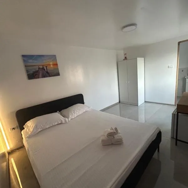 Tiny Hub，位于科斯蒂内什蒂的酒店