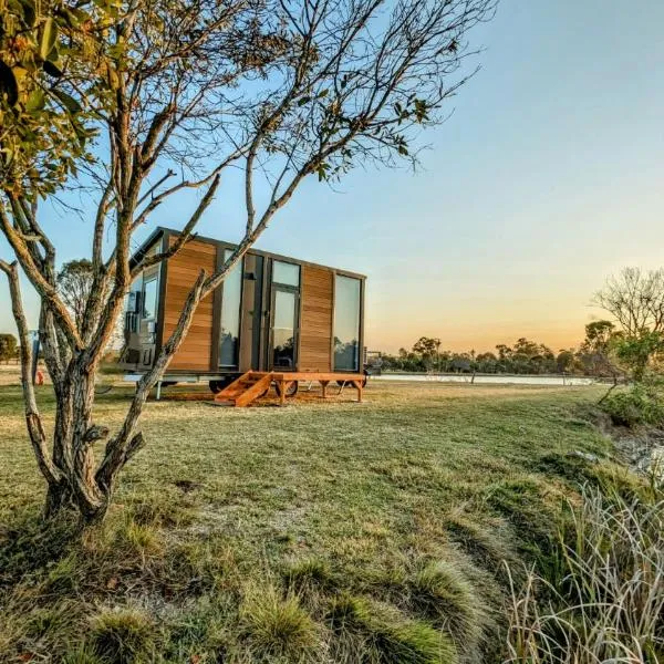 Turtle Island Lakeside Tiny House 2 by Tiny Away，位于Toogoom的酒店