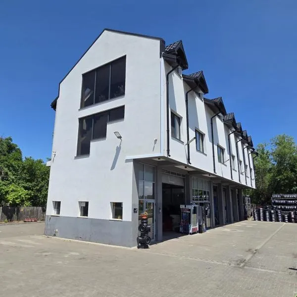 Autohof Rekado，位于Tîrgu Frumos的酒店