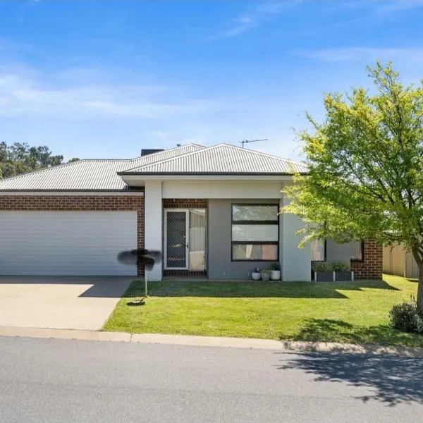 Wodonga Whitebox Rise 3 Bedroom Entire Holiday Home in Cozy Quiet area，位于沃东加的酒店