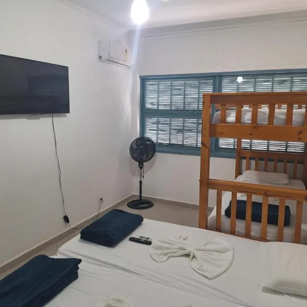 APARTAMENTO INTEIRO 1 dormitório COM AR CONDICIONADO NO BOQUEIRÃO，位于桑托斯的酒店