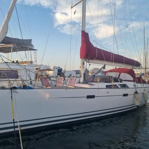 LUNA BAY, voilier 3 cabines 2 sdb en ville，位于塞特港的酒店