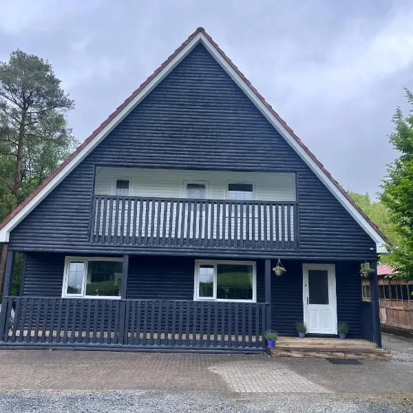 Large Newly Refurbished Lakeside Chalet With Optional Private Hot Tub，位于Duneena的酒店