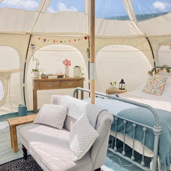 Luxury Stargazing Glamping - Seren Hardd with Hot Tub，位于拉尼德洛伊斯的酒店
