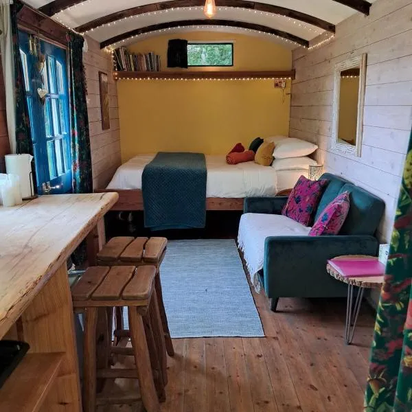 Hilltop Train Carriage with a View，位于马汉莱斯的酒店