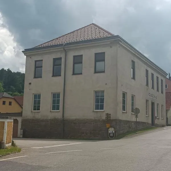 Frühstückspension Alte Volksschule Heinrichs bei Weitra，位于Heinreichs bei Weitra的酒店