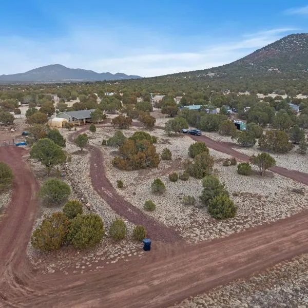 Near GC Train-1Acre-Wifi-Kitchen-King-Parking-Yard，位于威廉姆斯的酒店