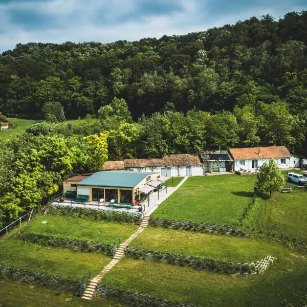 Ferde Kemping és Apartment，位于考波尔奇的酒店