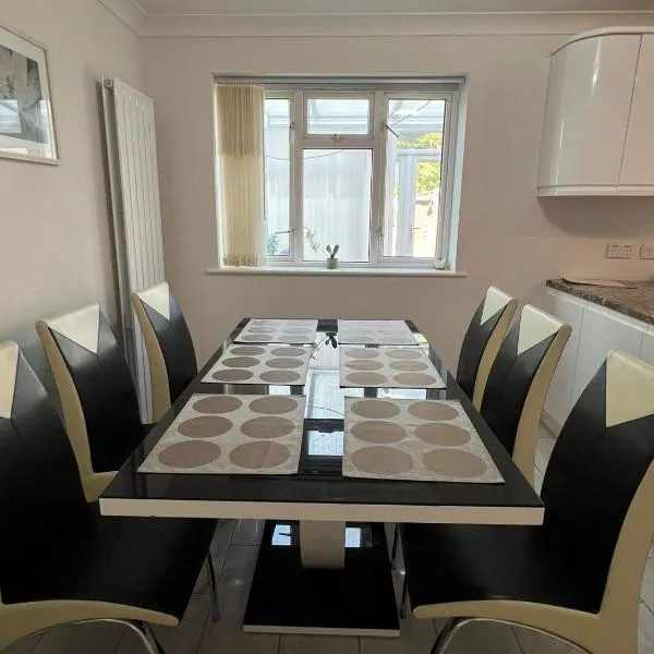 Spacious 4 bed Farnborough AirShow，位于法恩伯勒的酒店