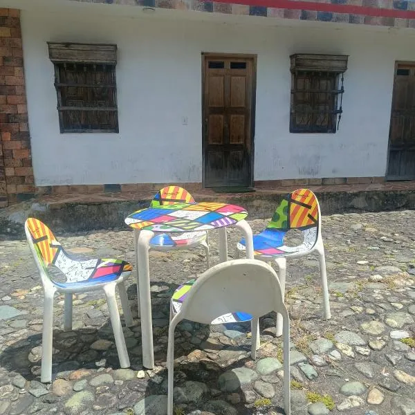 HOSTAL - COLIVING - Cerca MetroCable ARVI，位于瓜尔内的酒店