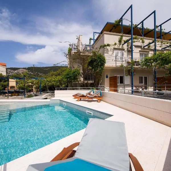 赞姆巴林公寓，位于科米扎的酒店