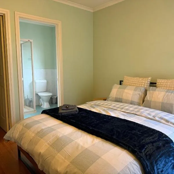 Private Rooms in Bentleigh 1 min to Train Station, Cafes and close to Monash Uni，位于墨尔本的酒店