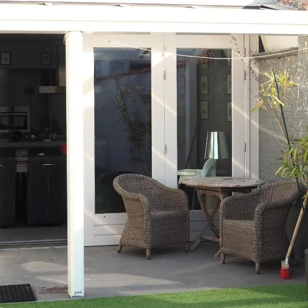 Ruim appartement met dakterras，位于许尔斯特的酒店