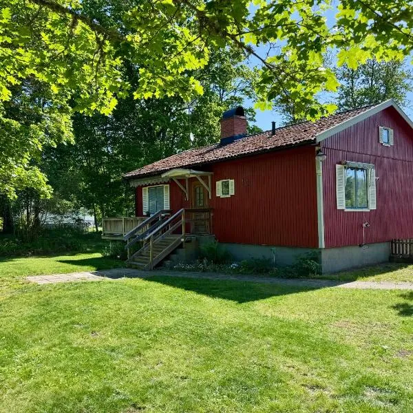 Vacation villa with fenced yard，位于Blomstermåla的酒店