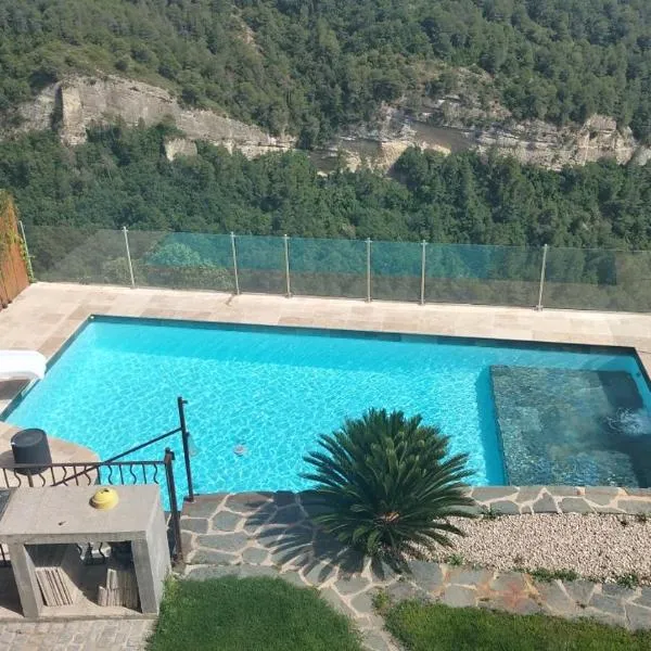 Nuit insolite avec jacuzzi privatif et piscine，位于La Roquette-sur-Var的酒店