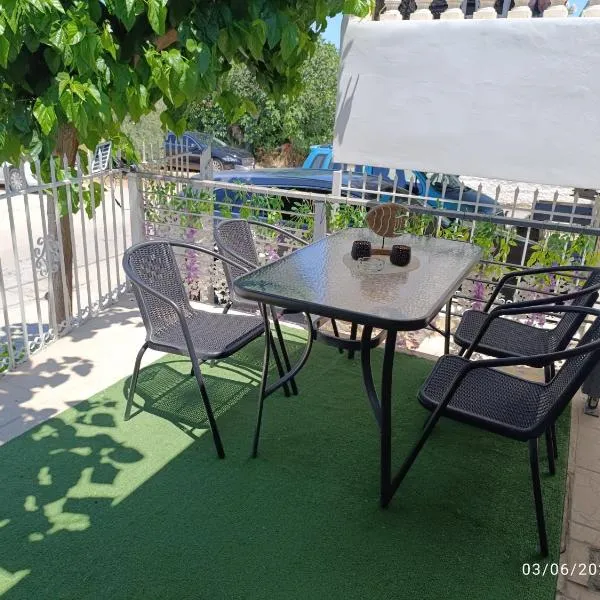 Georgias house 7 min from Athens airport，位于阿特米达的酒店