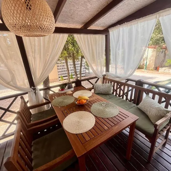 Mobile Home Ana Mia，位于比奥格勒·纳·莫鲁的酒店