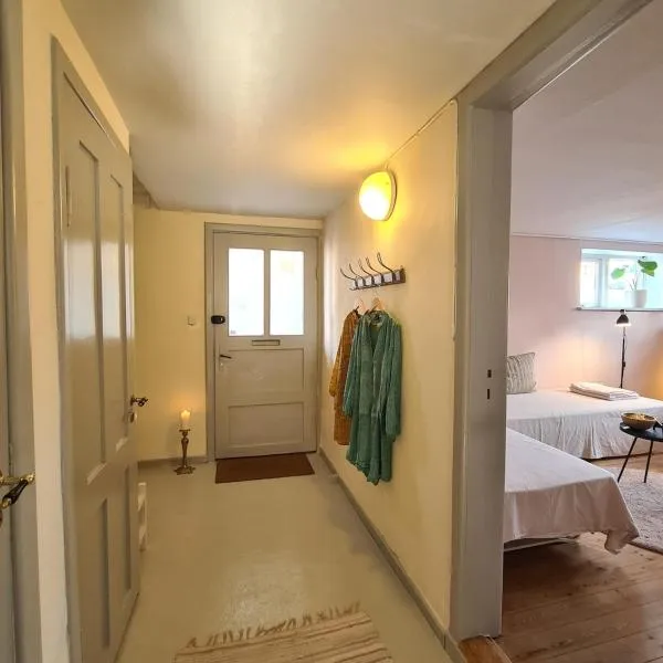 Hyggelig ferielejlighed m have tæt på søerne，位于锡尔克堡的酒店