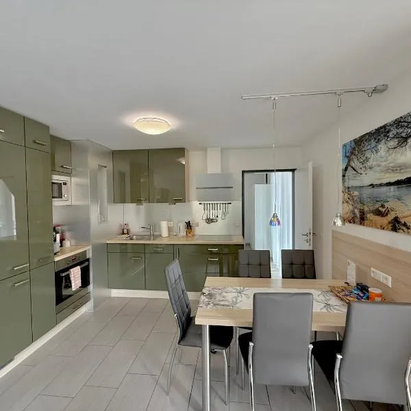 Moderne 2,5 Zimmer-Wohnung，位于腓特烈港的酒店