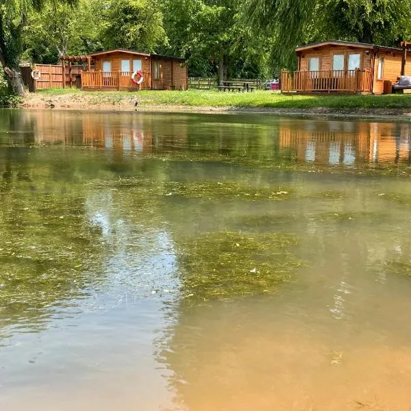 Lakeside Lodge 2, With Log burning Hot tub，位于Everton的酒店