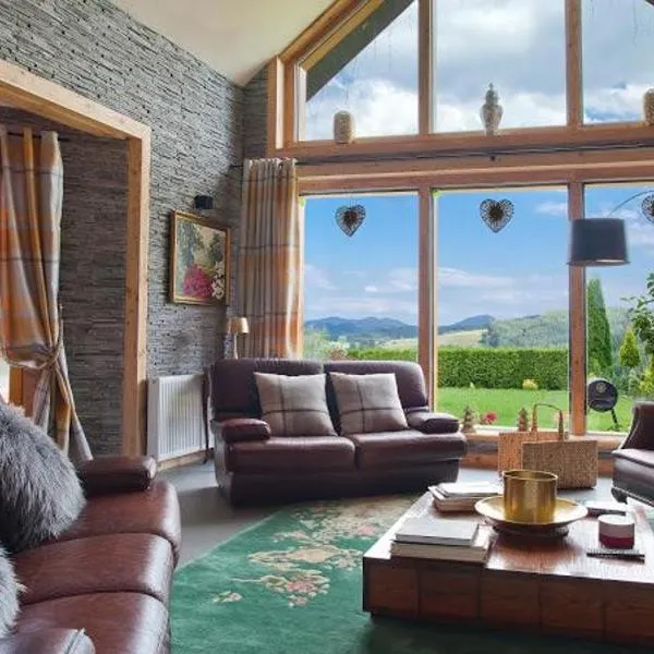 Panoramic Hill - Mountain View, Pool & Sauna，位于Berest的酒店