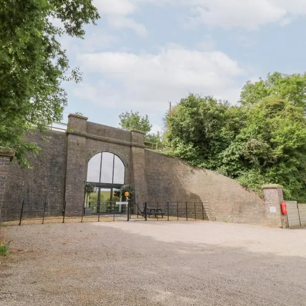 The Tunnel at Bridge Lake Farm and Fishery，位于班伯里的酒店