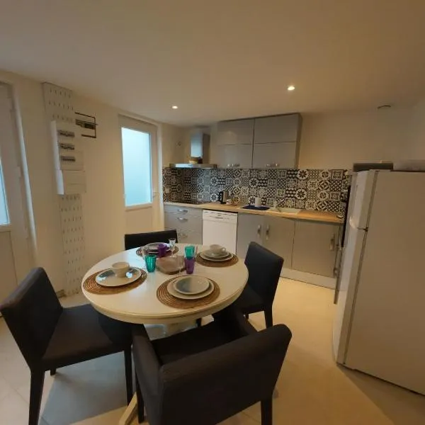 la maison bleue，位于La Haye-du-Puits的酒店