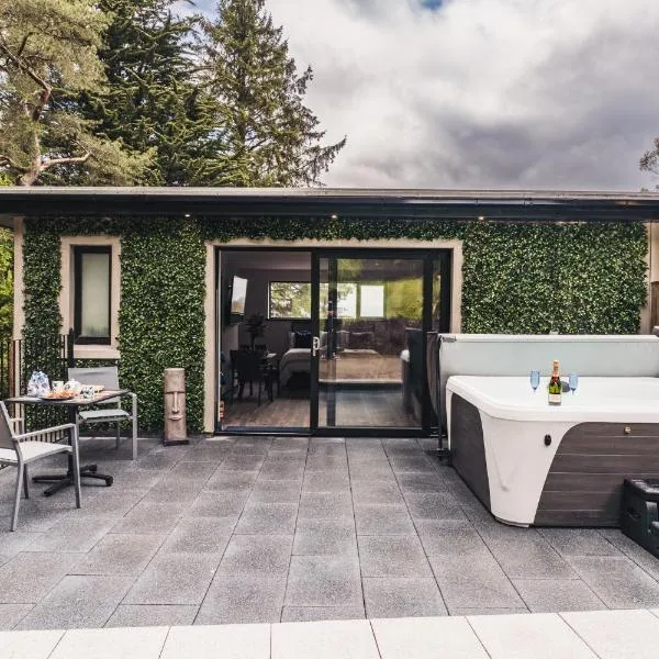 Luxury studio with HOT TUB and Stunning Gardens，位于Macosquin的酒店