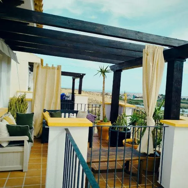 Ático premium con vistas al mar y a la laguna del Salar，位于维拉的酒店