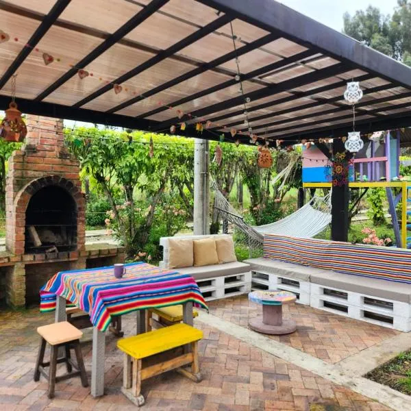 Espectacular cabaña campestre con granja，位于锡帕基拉的酒店