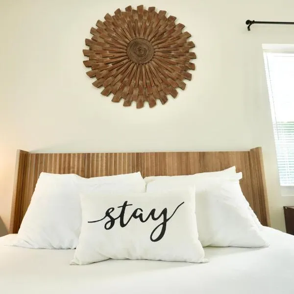 SōLE Suite #1-2 min to BEACH-Patio & Courtyard，位于可可比奇的酒店