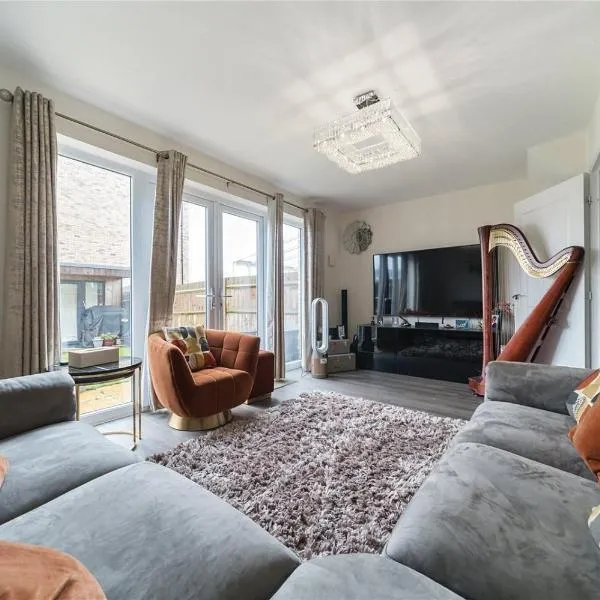 Stylish 4BR with Summerhouse，位于Swanscombe的酒店