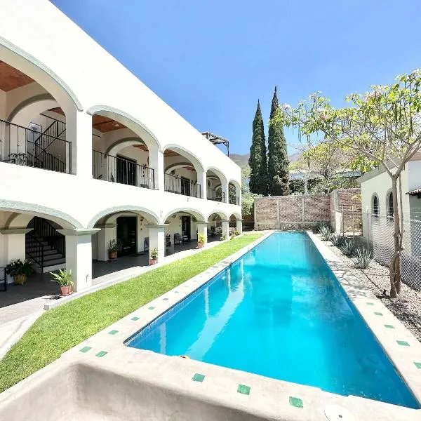 Poolside Paradise Suite in the heart of Ajijic，位于阿吉吉克的酒店