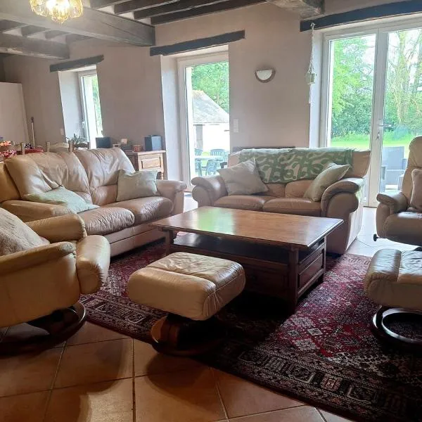 Longère avec jacuzzi et jardin à 10 min de Rennes，位于Servon-sur-Vilaine的酒店