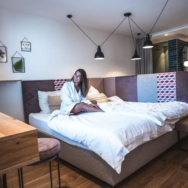 Sport & Wellness Hotel Das Falkenstein - Natural Swimming Lake - Matrix GYM - Summercard inklusive - Authentic experience - Flying wellness with Pool，位于卡普伦的酒店