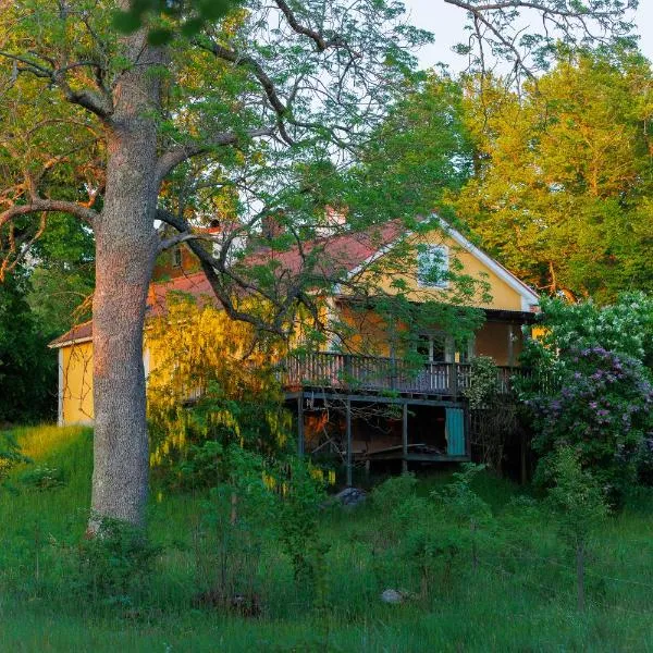 Countryside house with sauna，位于Enhörna的酒店