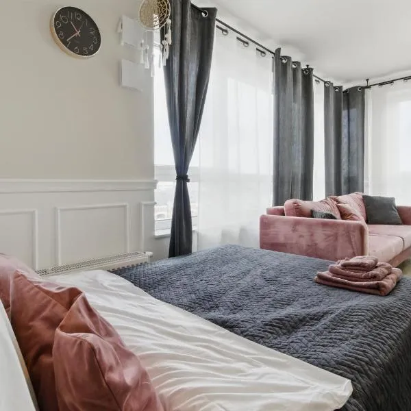 Stylowy apartament z balkonem i panoramą miasta，位于谢德尔采的酒店