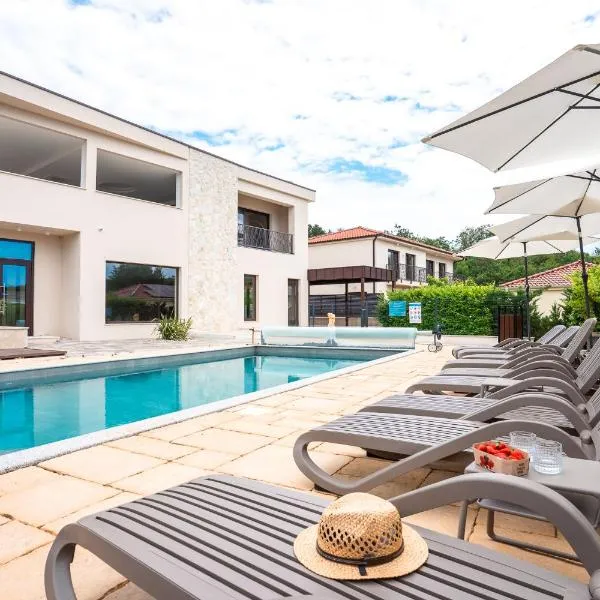 VSG Resort - Apartments 200m from Beach, Pool, Sauna & Jacuzzi，位于科里米诺的酒店