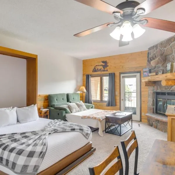 2 Mi to Granby Ranch Mtn Condo with Hot Tub!，位于格兰比的酒店
