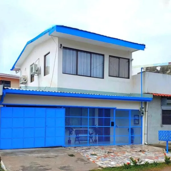 Casa del Pacífico en Puntarenas Centro con parqueo，位于蓬塔雷纳斯的酒店