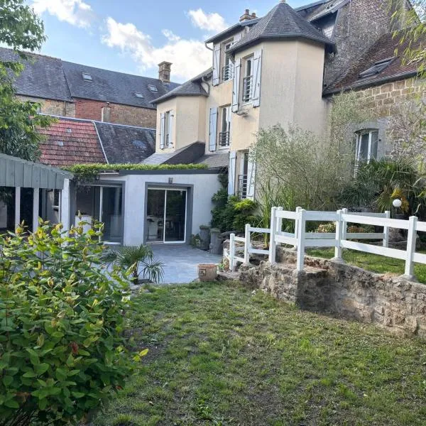 Maison de ville avec jardin clos，位于Carrouges的酒店