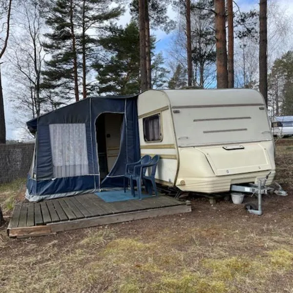 Kalustettu asuntovaunu，位于科沃拉的酒店