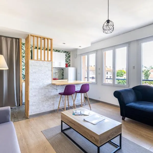 Bleu rivage F3 bord de l'Allier - parking gratuit - 2 étoiles，位于维希的酒店