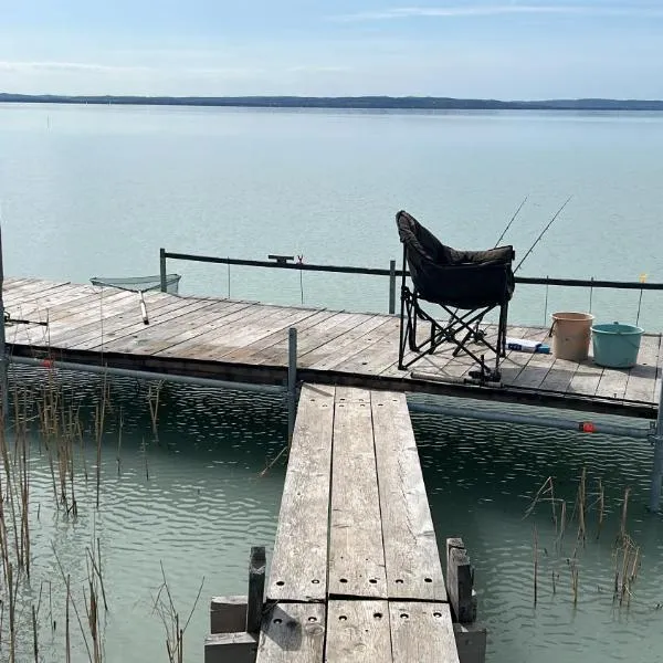 Retro Lakefront House With A Dock，位于鲍洛通维拉戈什的酒店