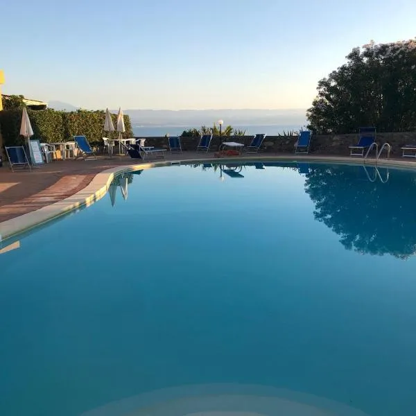 Una Piscina sul Mare Apartment，位于米拉佐的酒店