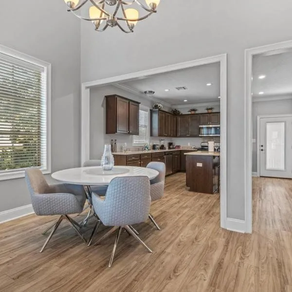 Luxury 2 Bedroom Townhouse #1，位于查尔斯湖的酒店