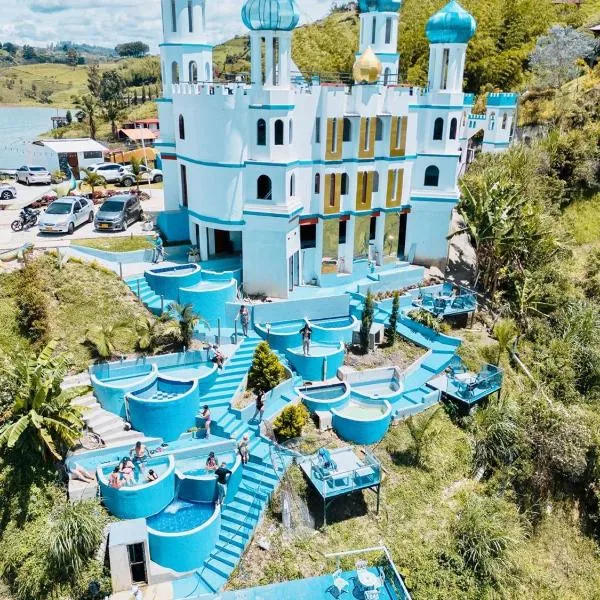 Hotel y Termales Castillo Del Lago Guatape，位于Horizonte的酒店