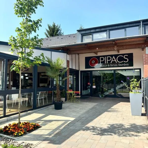 Pipacs Panír & Grill Garden Vendégház，位于Győrújbarát的酒店