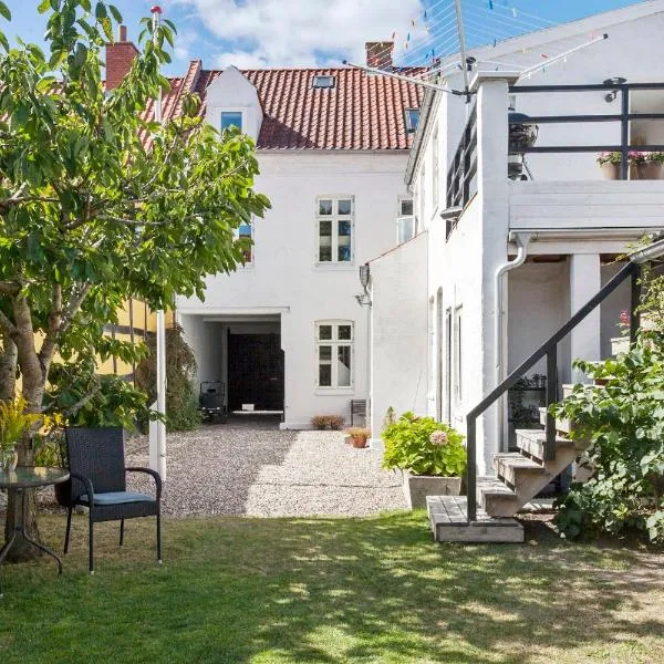 Lovely appartment in charming town house，位于阿森斯的酒店