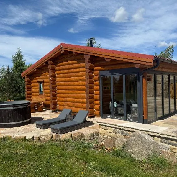 Luxury Log Cabin Sleeps 6 with Private Hot Tub & Scenic Views near Durham & Bishop Auckland,位于杜伦的酒店